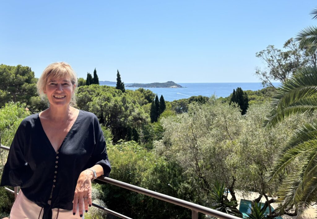 Alexandra Deman chez elle à Giens (Crédit Gomet')