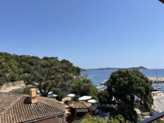 Vue sur le port du Niel dans la presqu'île de Giens depuis la terrasse du restaurant "Au Mérou du Niel" du Musée Niel (Crédit Gomet')