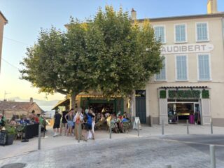 Café Le Duc à Giens place de l'église (Crédit Gomet')