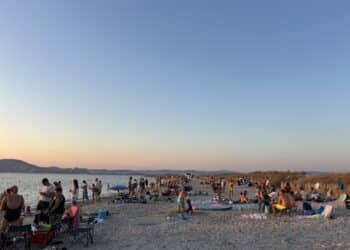 Pique nique au couchant sur la plage de l'Almanarre à Hyères dans le Var (Crédit Gomet')