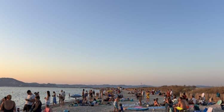 Pique nique au couchant sur la plage de l'Almanarre à Hyères dans le Var (Crédit Gomet')