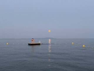 Baignade à Hyères au soleil couchant