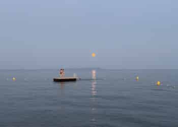 Baignade à Hyères au soleil couchant