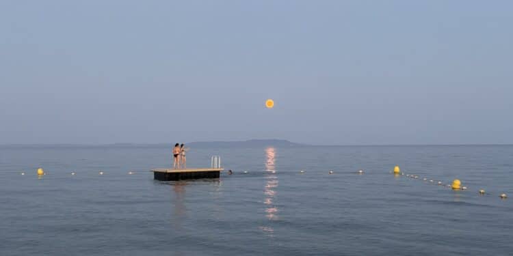 Baignade à Hyères au soleil couchant