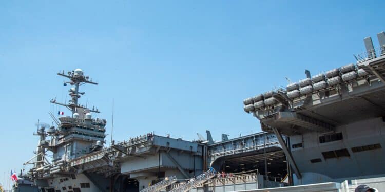 L'USS Truman, ancêtre de l'USS Ford, dans le port de Marseille en juin 2022 / Crédits photo : Jean-Yves Delattre, archives Gomet'