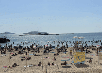 La plage des Catalans à Marseille (7e) avec sa digue au large (Crédit Gomet')