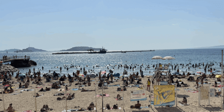 La plage des Catalans à Marseille (7e) avec sa digue au large (Crédit Gomet')