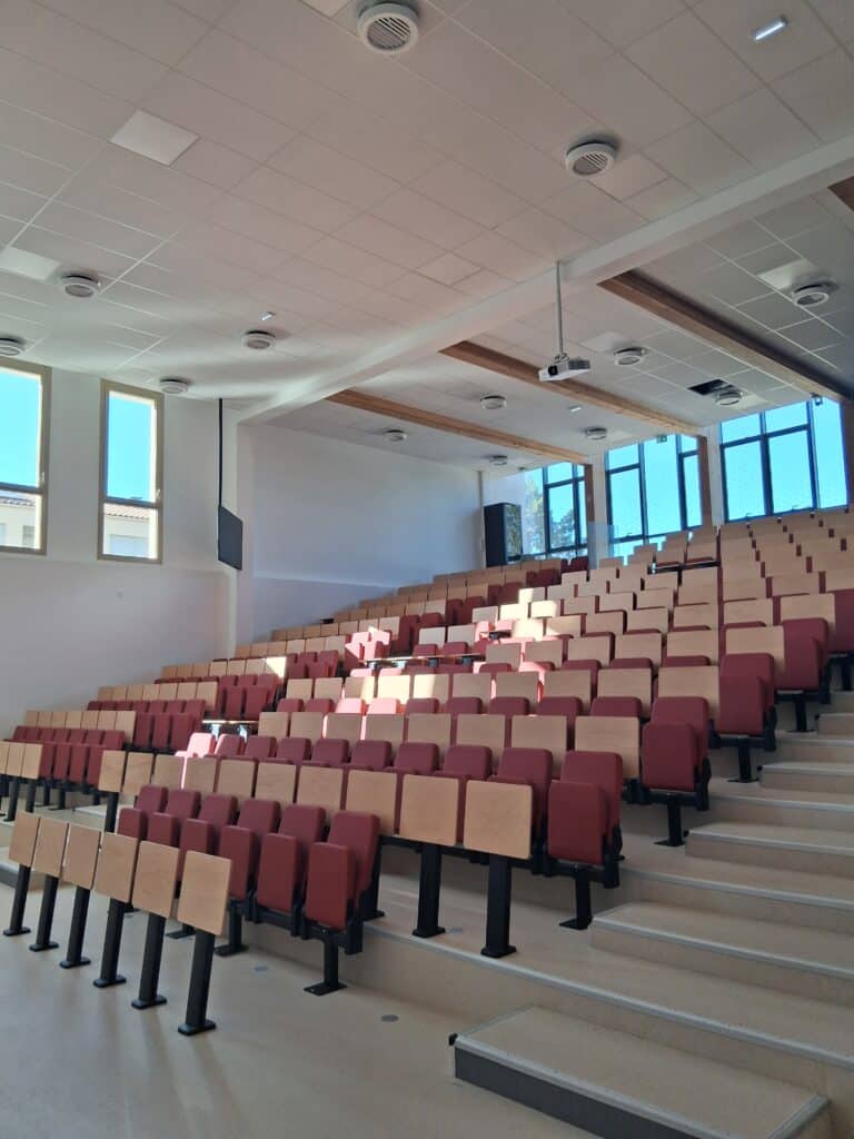 Un amphithéâtre sur le nouveau campus de l'Essca à Aix-en-Provence. Crédits photo : Jiel Goiran