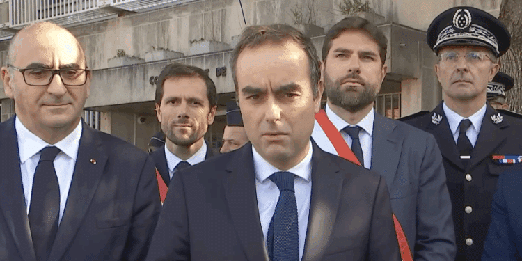 Déplacement du Le Premier ministre au commissariat de l’Haÿ-les-Roses le 11 octobre (Crédit @Gouvernement)