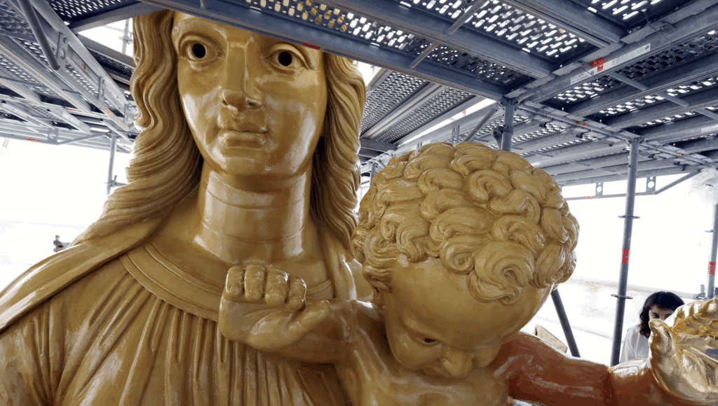 La statue de Notre Dame de la Garde en restauration