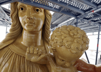 La statue de Notre Dame de la Garde en restauration