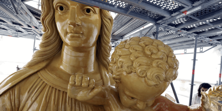 La statue de Notre Dame de la Garde en restauration