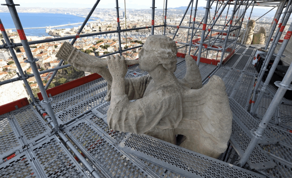 La statue en chantier de la Bonne-Mère en chantier