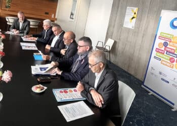 De gauche à droite : Richard Spinosa, directeur de la Performance France Travail Provence-Alpes-Côte d’Azur ; Claude Rossignol, membre élu Chambre d’Agriculture Provence-Alpes-Côte d’Azur ; Yannick Mazette, président CMA Provence-Alpes-Côte d’Azur ; Daniel Margot, président par intérim CCI Provence-Alpes-Côte d’Azur ; Denis Lauretou, directeur régional Banque de France Provence-Alpes-Côte d’Azur ; Franck Barbe, directeur régional Urssaf Provence-Alpes-Côte d’Azur.