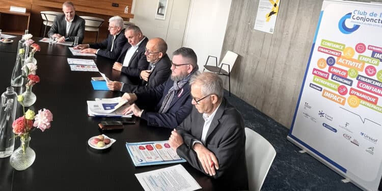 De gauche à droite : Richard Spinosa, directeur de la Performance France Travail Provence-Alpes-Côte d’Azur ; Claude Rossignol, membre élu Chambre d’Agriculture Provence-Alpes-Côte d’Azur ; Yannick Mazette, président CMA Provence-Alpes-Côte d’Azur ; Daniel Margot, président par intérim CCI Provence-Alpes-Côte d’Azur ; Denis Lauretou, directeur régional Banque de France Provence-Alpes-Côte d’Azur ; Franck Barbe, directeur régional Urssaf Provence-Alpes-Côte d’Azur.