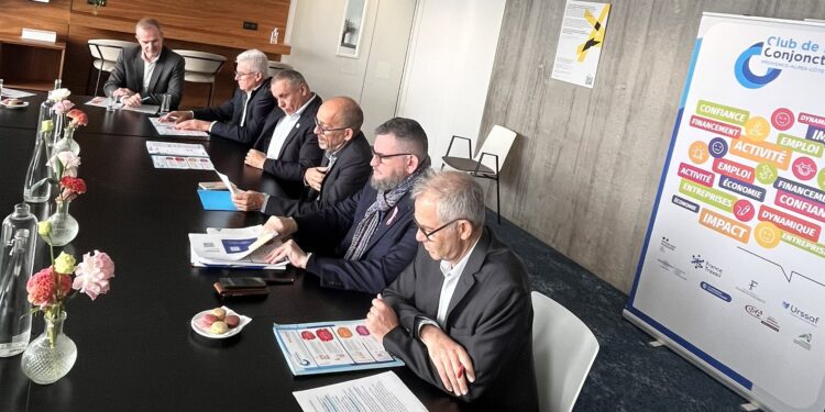 De gauche à droite : Richard Spinosa, directeur de la Performance France Travail Provence-Alpes-Côte d’Azur ; Claude Rossignol, membre élu Chambre d’Agriculture Provence-Alpes-Côte d’Azur ; Yannick Mazette, président CMA Provence-Alpes-Côte d’Azur ; Daniel Margot, président par intérim CCI Provence-Alpes-Côte d’Azur ; Denis Lauretou, directeur régional Banque de France Provence-Alpes-Côte d’Azur ; Franck Barbe, directeur régional Urssaf Provence-Alpes-Côte d’Azur