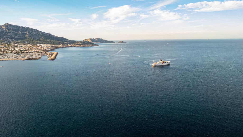 Le navire câblier Sophie Germain d’Orange Marine pour les opérations d’atterrissement du câble Medusa à Marseille mercredi 8 octobre 2025 (Crédit Orange)