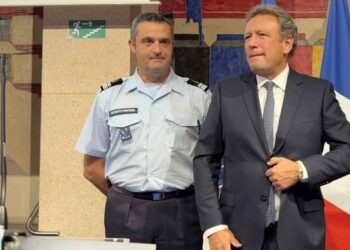 Le colonel Ludovic Ines aux côtés de François de Canson, le 1er octobre 2025 à l'Hôtel de Région (Crédit Gomet'/VG)