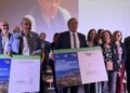 François de Canson, président du Comité régional de Tourisme, et Jean Mangion, président des Parcs naturels régionaux de PACA, signent les accords sur la transition écologique le 14 octobre à Chateauneuf-le-Rouge