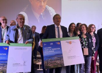 François de Canson, président du Comité régional de Tourisme, et Jean Mangion, président des Parcs naturels régionaux de PACA, signent les accords sur la transition écologique le 14 octobre à Chateauneuf-le-Rouge