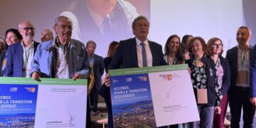 François de Canson, président du Comité régional de Tourisme, et Jean Mangion, président des Parcs naturels régionaux de PACA, signent les accords sur la transition écologique le 14 octobre à Chateauneuf-le-Rouge