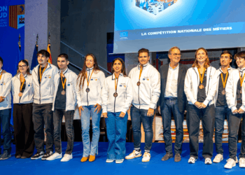 Florence Poivey et Renaud Muselier aux côtés des candidats régionaux pour dévoiler la tenue officielle des WorldSkills