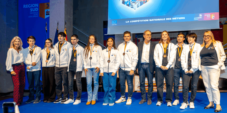 Florence Poivey et Renaud Muselier aux côtés des candidats régionaux pour dévoiler la tenue officielle des WorldSkills