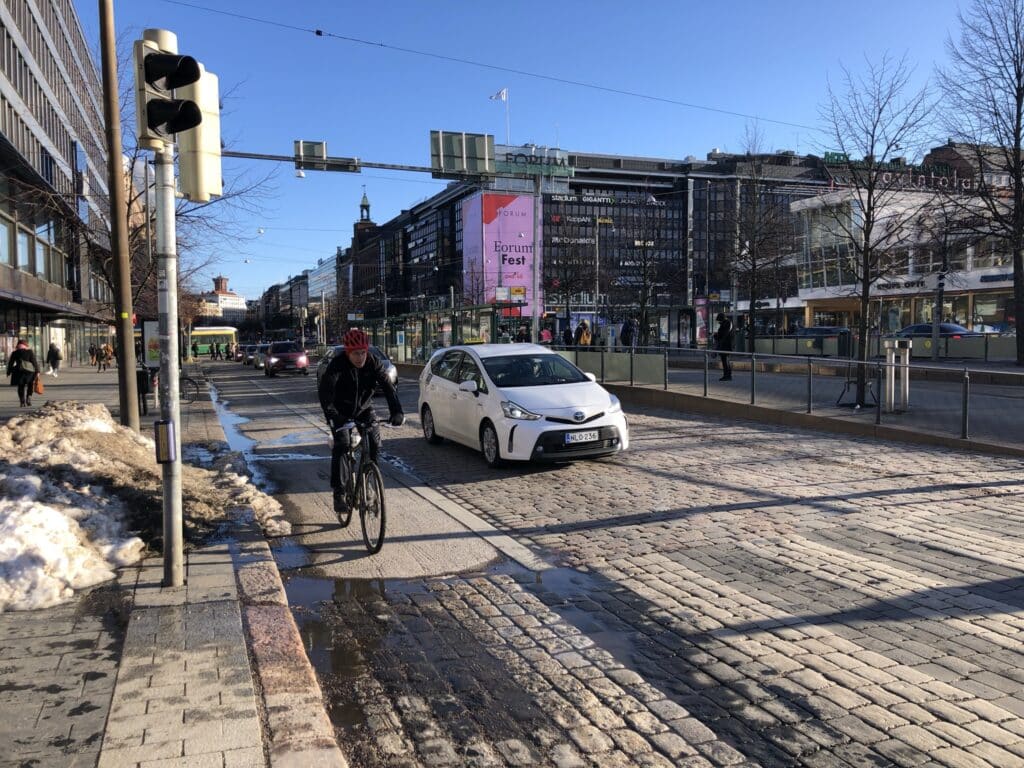 Dans le centre-ville d'Helsinki, capitale de la Finlande, vitesse apaisée et voies partagées (Crédit Gomet')