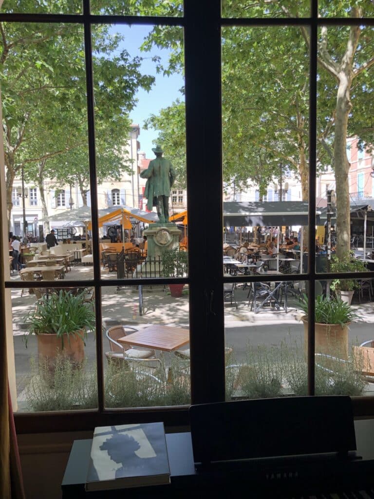 Vue de la place du Forum depuis l'intérieur du Nord Pinus en 2022 (Crédit Gomet')