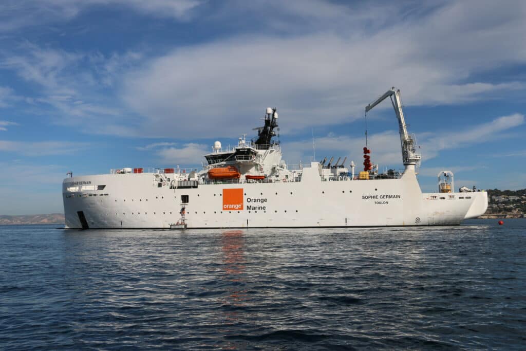 Le navire câblier Sophie Germain d’Orange Marine pour les opérations d’atterrissement du câble Medusa à Marseille mercredi 8 octobre 2025 (Crédit Orange)