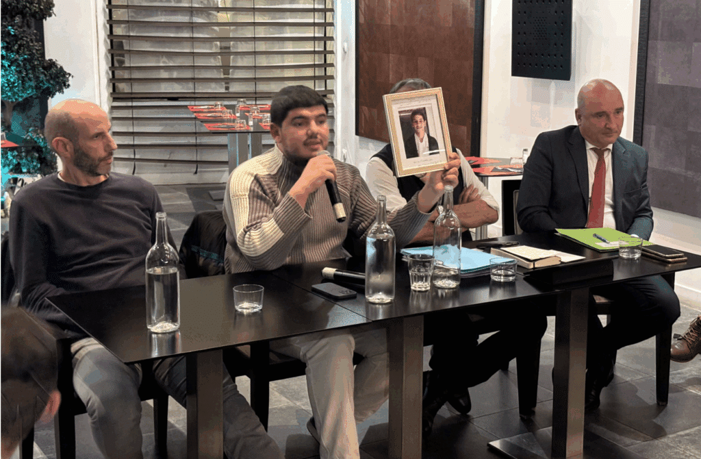 Amine Kessaci le 13 novembre 2024 lors d'un débat organisé par l'association Marseille et Moi avec le journaliste Philippe Pujol et le procureur de la République Nicolas Bessone (Crédit Gomet')