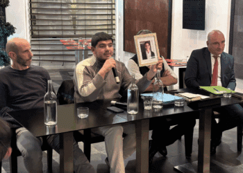 Amine Kessaci le 13 novembre 2024 lors d'un débat organisé par l'association Marseille et Moi avec le journaliste Philippe Pujol et le procureur de la République Nicolas Bessone (Crédit Gomet')