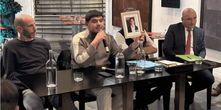 Amine Kessaci le 13 novembre 2024 lors d'un débat organisé par l'association Marseille et Moi avec le journaliste Philippe Pujol et le procureur de la République Nicolas Bessone (Crédit Gomet')