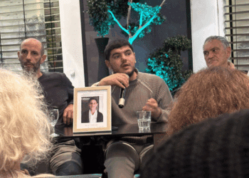 Amine Kessaci le 13 novembre 2024 lors d'un débat organisé par l'association Marseille et Moi avec le journaliste Philippe Pujol et le procureur de la République Nicolas Bessone (Crédit Gomet')