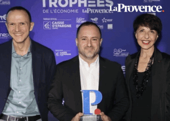 Arthur Leroux au centre avec Antonin Pauchet, co-fondateur, et Christine Fabresse, présidente de la Caisse d'épargne CEPAC, partenaire des Trophées de l'économie (Crédit : La Provence)
