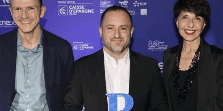 Arthur Leroux au centre avec Antonin Pauchet, co-fondateur, et Christine Fabresse, présidente de la Caisse d'épargne CEPAC, partenaire des Trophées de l'économie (Crédit : La Provence)