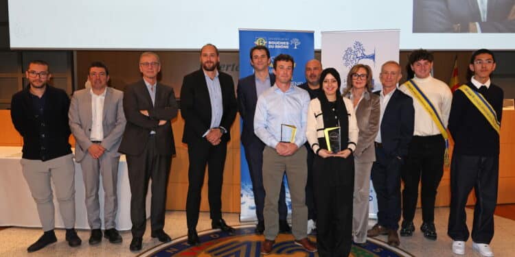 Les lauréats et les partenaires du prix départemental de la recherche (Crédit CD 13)