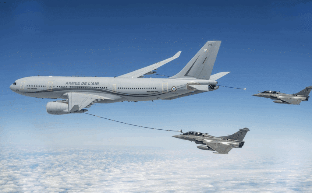 Ravitaillement en vol avec un MRTT (Crédit Les Armées)