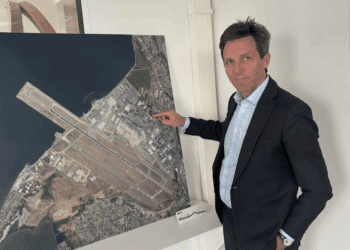 Julien Coffinier, le président du directoire d'Aéroport Marseille Provence présente la localisation du projet Aequatio (Crédit Gomet')