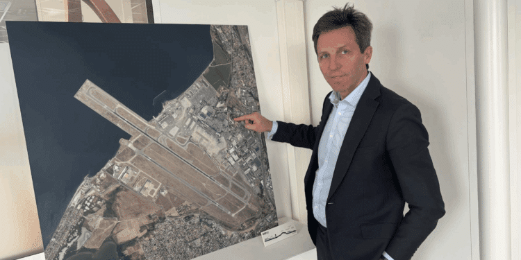 Julien Coffinier, le président du directoire d'Aéroport Marseille Provence présente la localisation du projet Aequatio (Crédit Gomet')