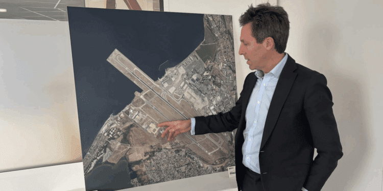 Julien Coffinier montre le potentiel foncier de la zone ouest d'AMP (Crédit Gomet')