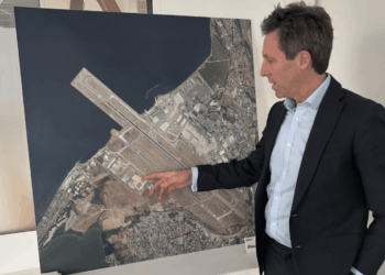 Julien Coffinier montre le potentiel foncier de la zone ouest d'AMP (Crédit Gomet')