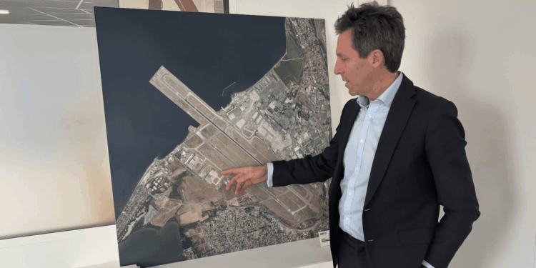 Julien Coffinier montre le potentiel foncier de la zone ouest d'AMP (Crédit Gomet')