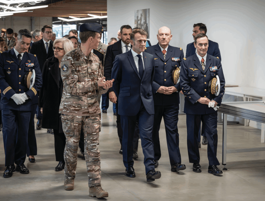 Macron en visite dans le hub des armées sur la base aérienne d'astres (Crédit : Armée de l'air et de l'espace)