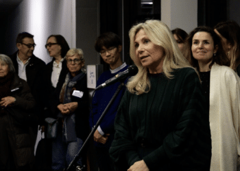 Caroline Pozmentier-Sportich, présidente du Frac Sud et conseillère régionale déléguée et Muriel Enjalran, directrice du Frac Sud (arrière plan), lors du coup d'envoi de la saison artistique 2026 placée sous le signe de l’attention au vivant et du soin à l’environnement. Crédit Linkedin Frac Sud)