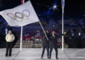 Les présidents des régions Auvergne-Rhône-Alpes et Provence-Alpes-Côte d'Azur, Fabrice Pannekoucke et Renaud Muselier, ont reçu le drapeau olympique de la présidente du CIO, Kirsty Coventry, à Vérone.