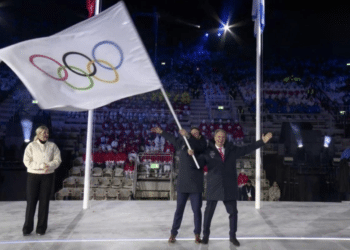 Les présidents des régions Auvergne-Rhône-Alpes et Provence-Alpes-Côte d'Azur, Fabrice Pannekoucke et Renaud Muselier, ont reçu le drapeau olympique de la présidente du CIO, Kirsty Coventry, à Vérone.