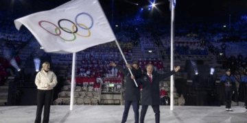 Les présidents des régions Auvergne-Rhône-Alpes et Provence-Alpes-Côte d'Azur, Fabrice Pannekoucke et Renaud Muselier, ont reçu le drapeau olympique de la présidente du CIO, Kirsty Coventry, à Vérone.