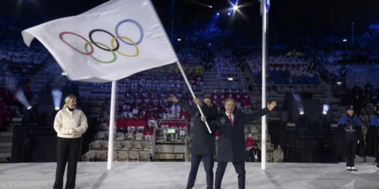 Les présidents des régions Auvergne-Rhône-Alpes et Provence-Alpes-Côte d'Azur, Fabrice Pannekoucke et Renaud Muselier, ont reçu le drapeau olympique de la présidente du CIO, Kirsty Coventry, à Vérone.