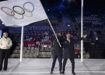 Les présidents des régions Auvergne-Rhône-Alpes et Provence-Alpes-Côte d'Azur, Fabrice Pannekoucke et Renaud Muselier, ont reçu le drapeau olympique de la présidente du CIO, Kirsty Coventry, à Vérone.